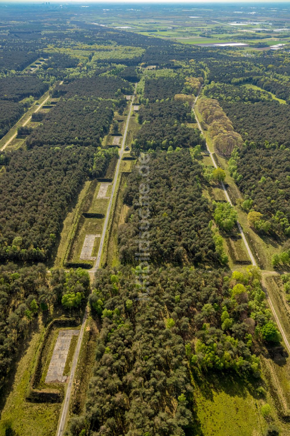 Brüggen von oben - Verlassener Bunker- Gebäudekomplex und Munitionsdepots in einem Waldgebiet des Naturschutzgebiet NSG Brachter Wald in Brüggen im Bundesland Nordrhein-Westfalen, Deutschland