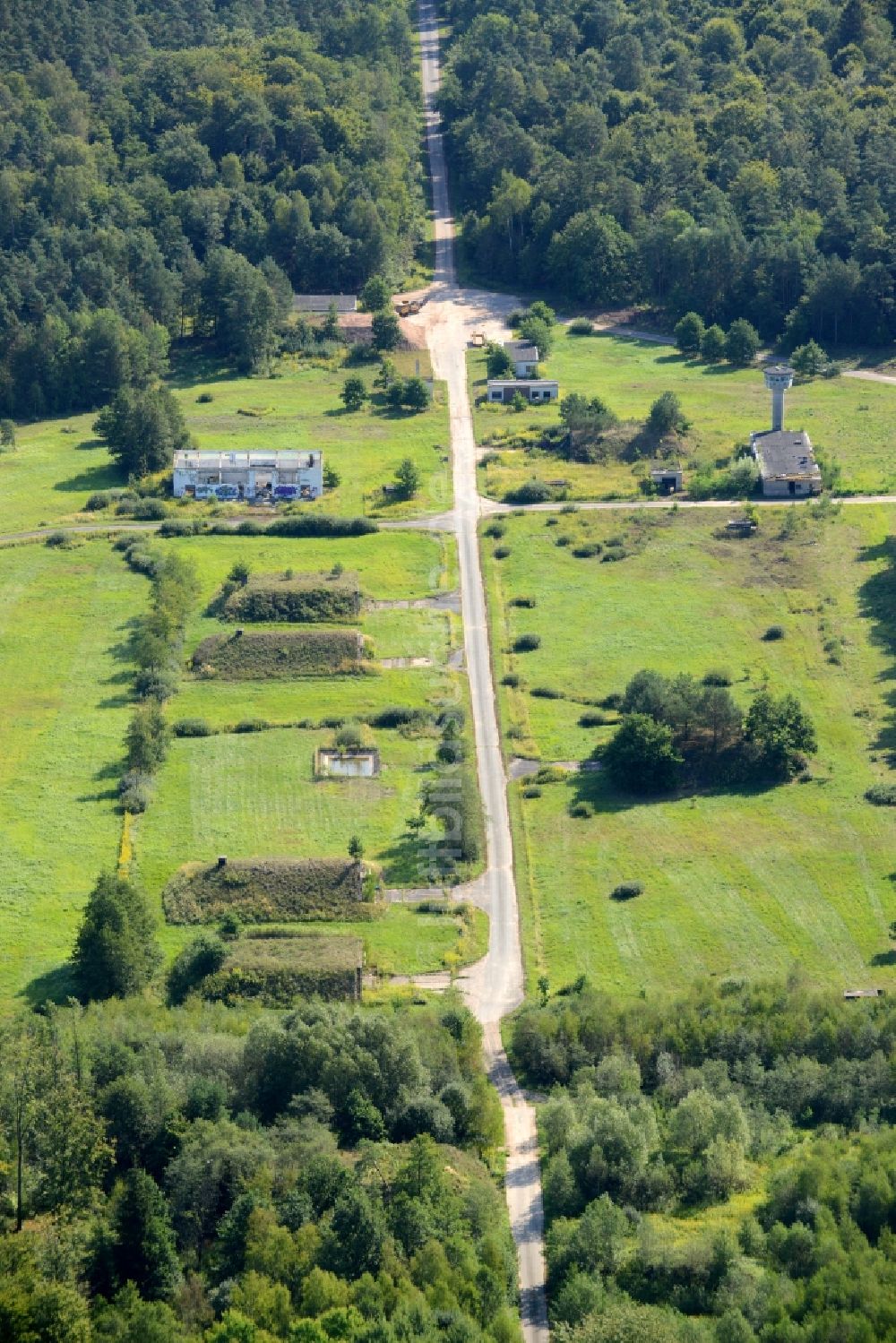 Luftaufnahme Breitefeld - Verlassener Bunker- Gebäudekomplex und Munitionsdepots auf dem militärischen Übungsgelände der britischen Streitkräfte in Breitefeld im Bundesland Hessen