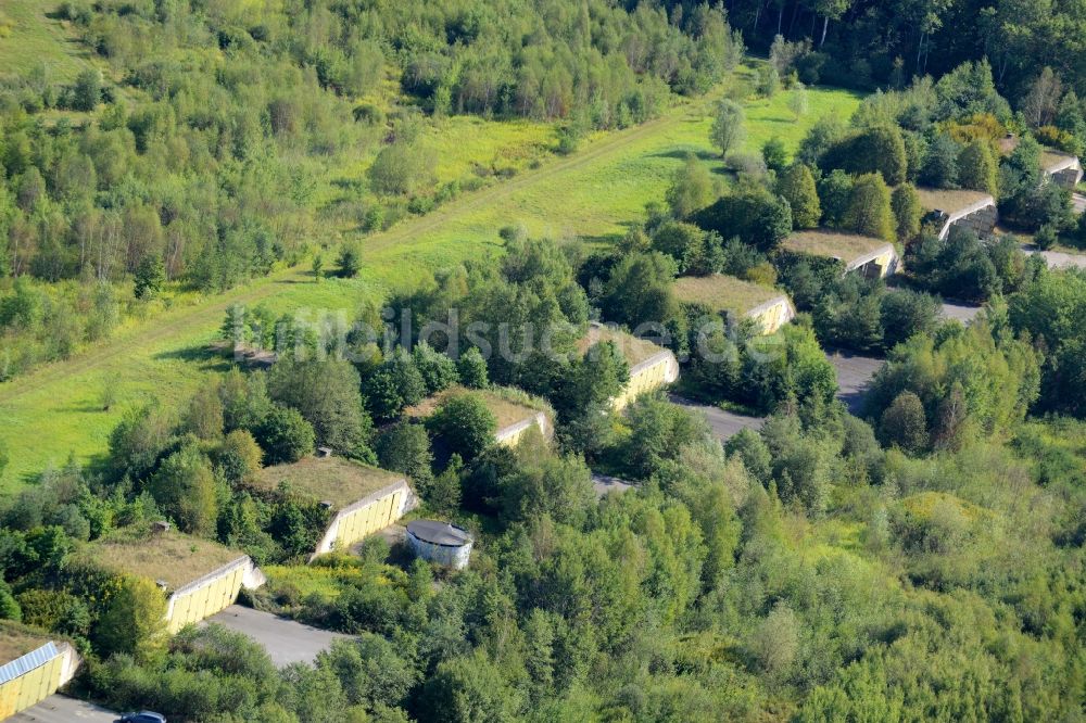 Breitefeld aus der Vogelperspektive: Verlassener Bunker- Gebäudekomplex und Munitionsdepots auf dem militärischen Übungsgelände der britischen Streitkräfte in Breitefeld im Bundesland Hessen