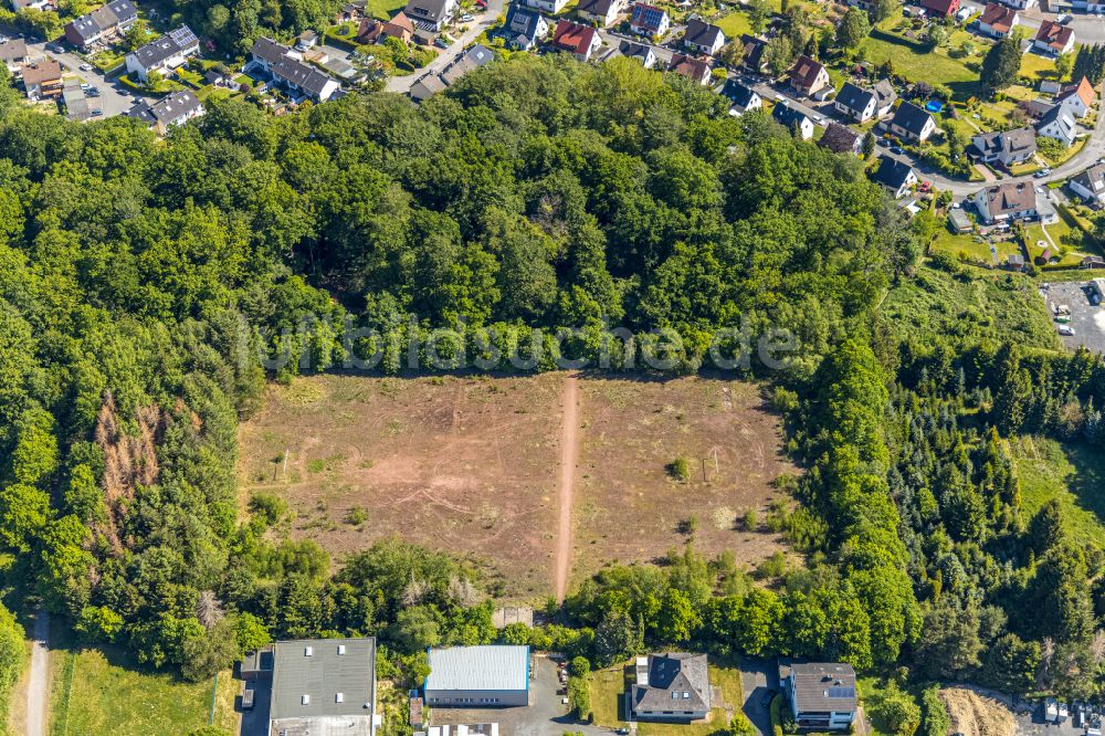 Arnsberg aus der Vogelperspektive: Verlassener Sportplatz im Industrie- und Gewerbegebiet in Arnsberg im Bundesland Nordrhein-Westfalen, Deutschland