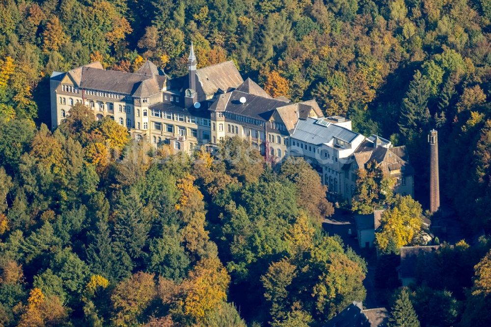 Meschede aus der Vogelperspektive: Verlassenes, ehemaliges Klinikgelände des Krankenhauses - Knappschaftskarankenhaus Beringhausen in Meschede im Bundesland Nordrhein-Westfalen