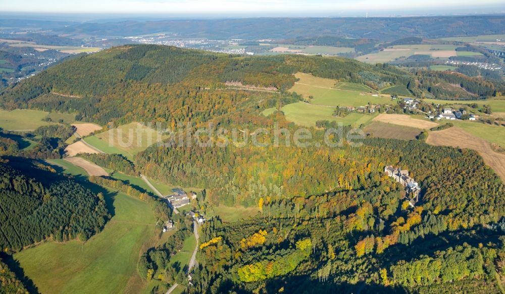 Luftbild Meschede - Verlassenes, ehemaliges Klinikgelände des Krankenhauses - Knappschaftskarankenhaus Beringhausen in Meschede im Bundesland Nordrhein-Westfalen