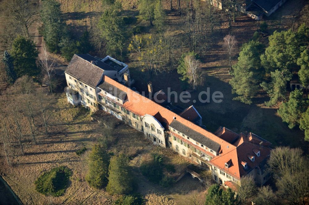 Luftaufnahme Stahnsdorf - Verlassenes Gebäude an der Landstraße L40 in Stahnsdorf im Bundesland Brandenburg