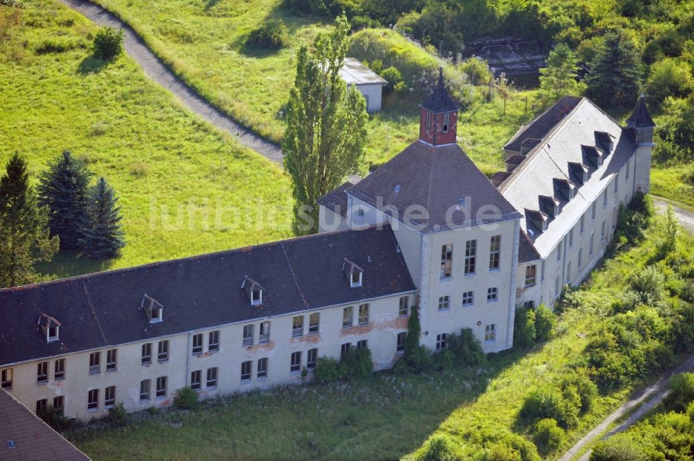 Laucha aus der Vogelperspektive: Verlassenes Hauptgebäude des Fliegerhorstes Laucha