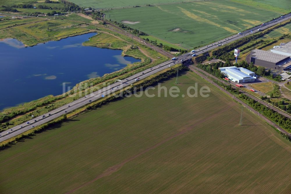 Magdeburg aus der Vogelperspektive: Verlauf der A2, Adamsee und Felder im Norden von Magdeburg im Bundesland Sachsen-Anhalt