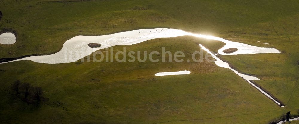 Hamm von oben - Verlauf der Altarme der Lippe im Gegenlicht an der Lippestraße am Lippemäander bei Hamm im Bundesland Nordrhein-Westfalen