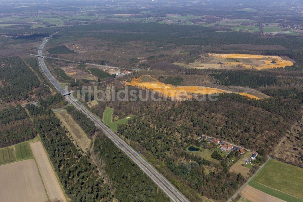 Dorsten von oben - Verlauf der Autobahn A31 an der Kiesgrube in Dorsten im Bundesland Nordrhein-Westfalen