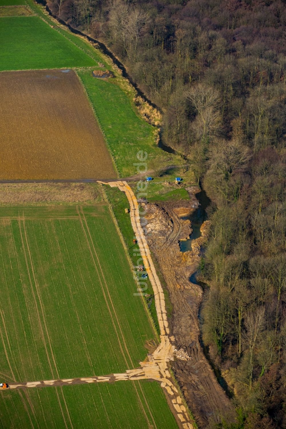 Luftbild Rheurdt - Verlauf des Bach - Flüsschens Landwehrbach zwischen landwirtschaftlichen Feldern und dem Staatsforst Rheurdt-Littard in Rheurdt im Bundesland Nordrhein-Westfalen