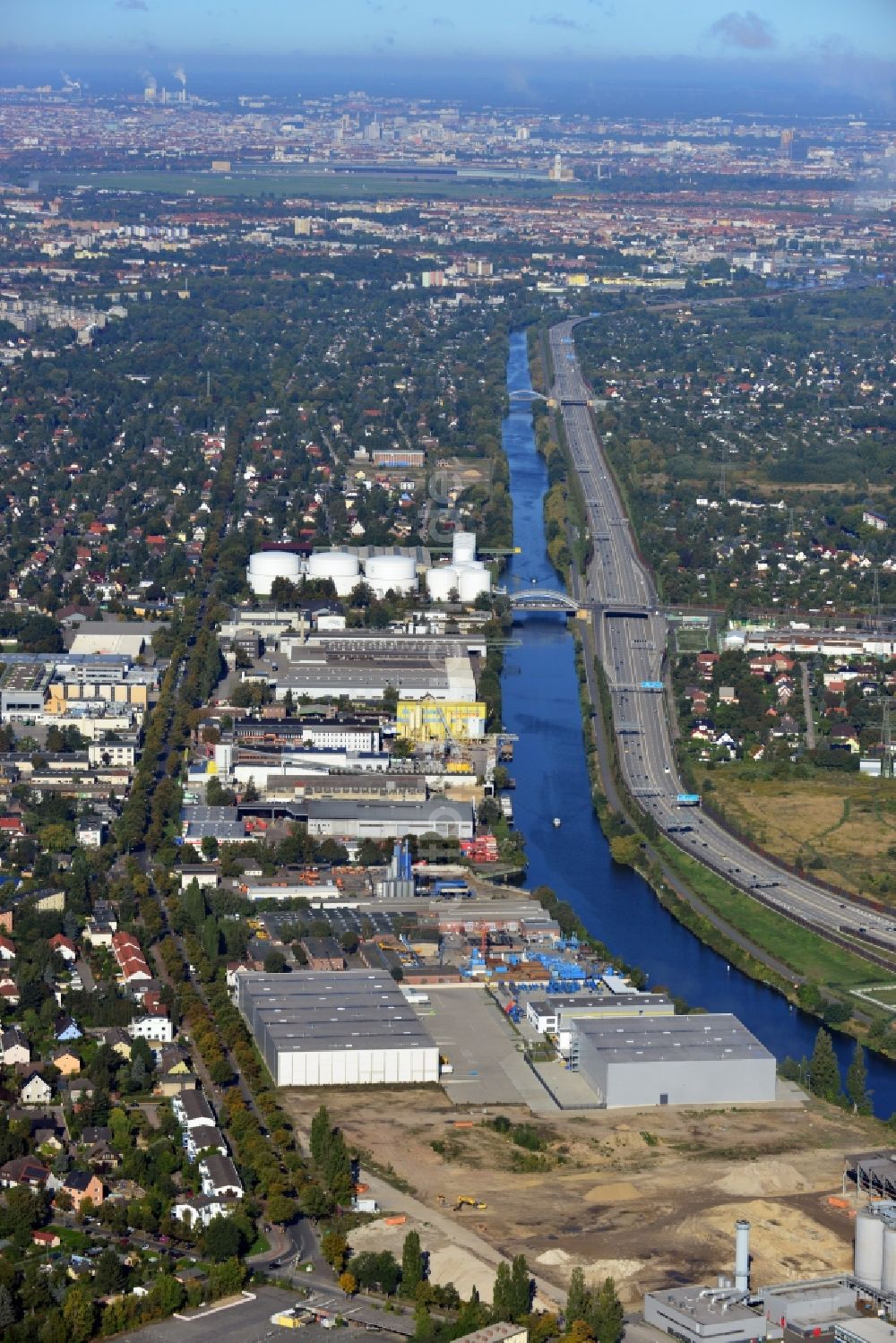 Luftbild Berlin - Verlauf der Bundesautobahn ( BAB ) A113 entlang dem Teltowkanal in Berlin