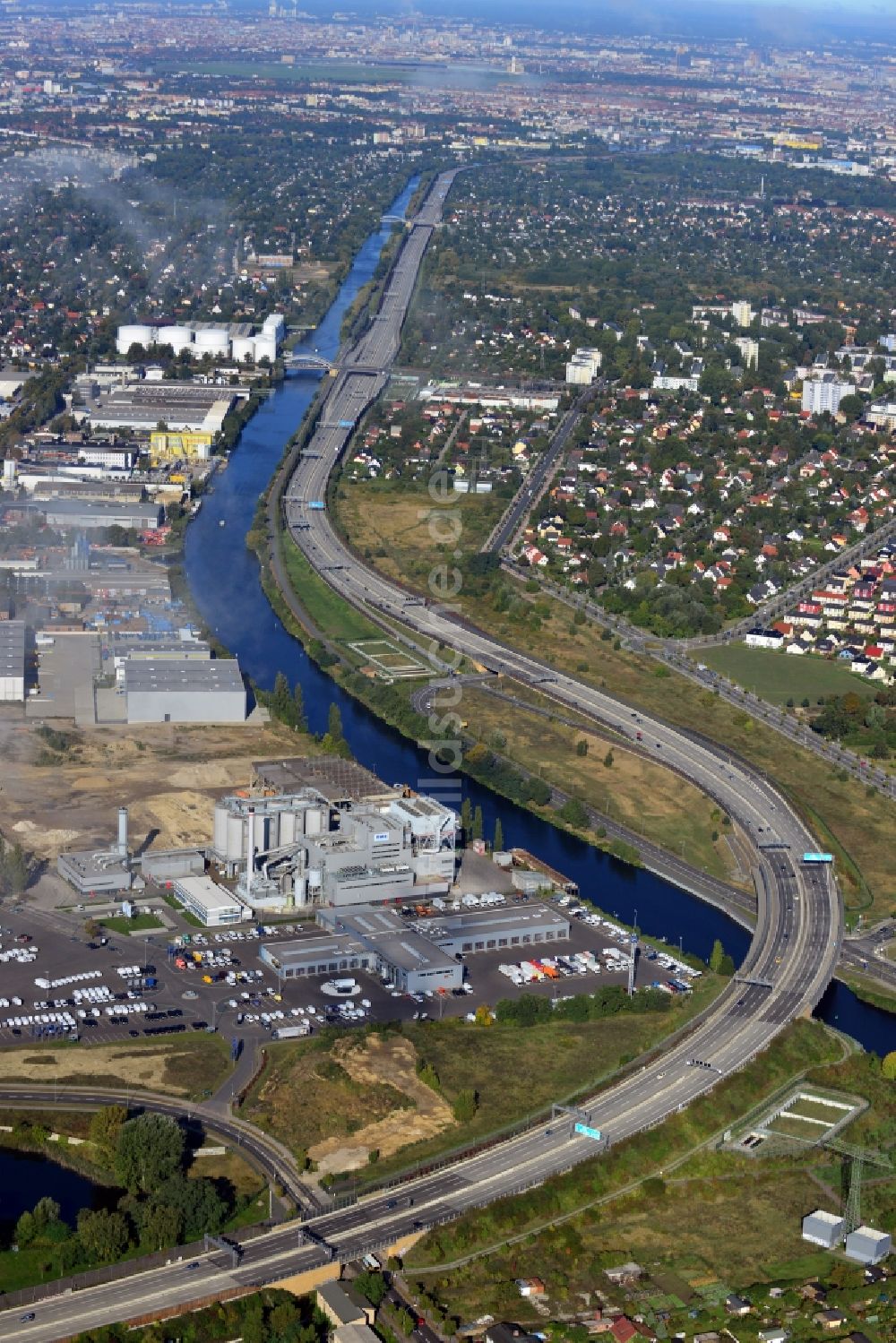 Berlin von oben - Verlauf der Bundesautobahn ( BAB ) A113 entlang dem Teltowkanal in Berlin