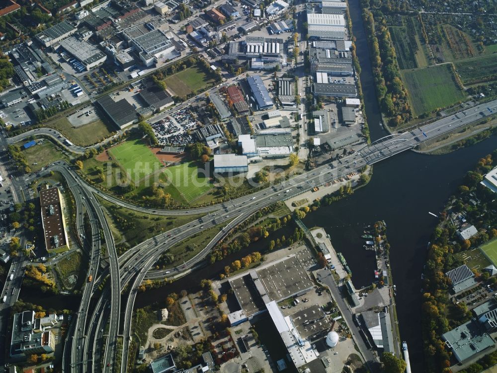 Berlin von oben - Verlauf der Bundesautobahnen A100 und A113 im Bereich der Abfahrt Grenzalle im Ortsteil Neukölln in Berlin