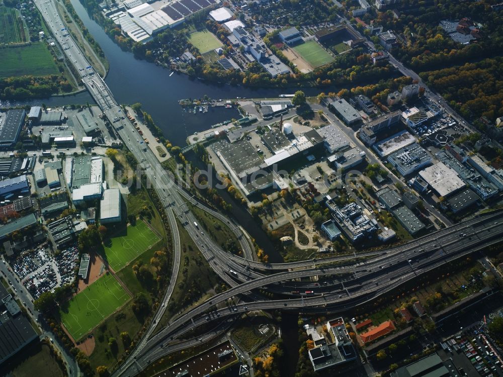 Berlin aus der Vogelperspektive: Verlauf der Bundesautobahnen A100 und A113 im Bereich der Abfahrt Grenzalle im Ortsteil Neukölln in Berlin