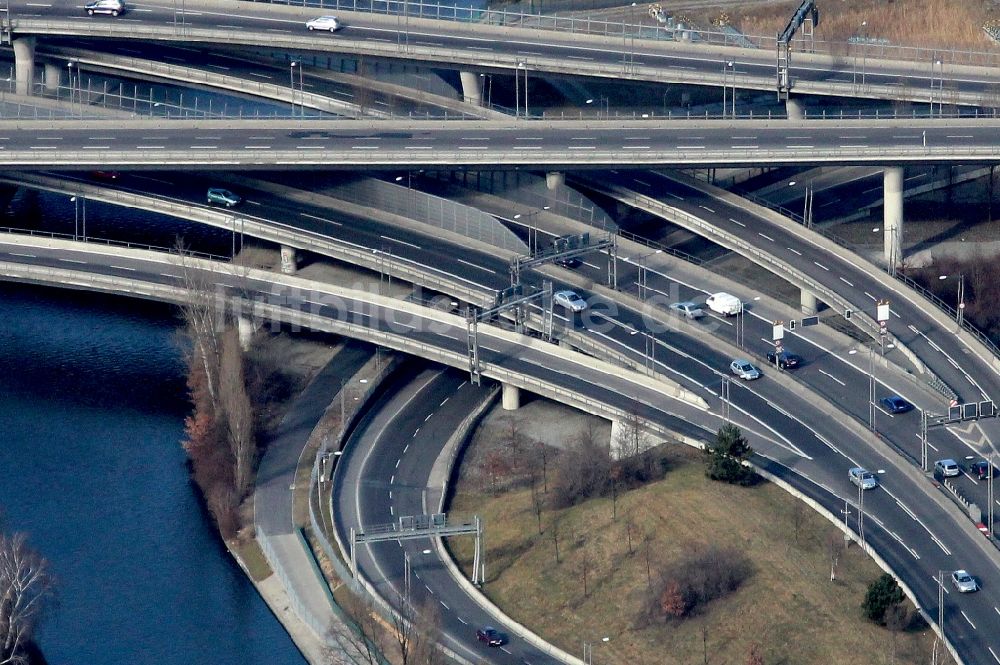 Luftbild Berlin - Verlauf der Bundesautobahnen A100 und A113 im Bereich der Abfahrt Grenzalle im Ortsteil Neukölln in Berlin