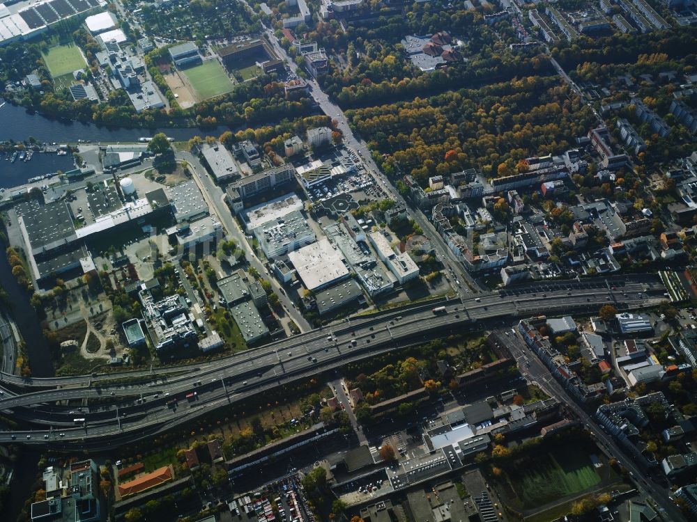 Berlin aus der Vogelperspektive: Verlauf der Bundesautobahnen A100 und A113 im Bereich der Abfahrt Grenzallee im Ortsteil Neukölln in Berlin