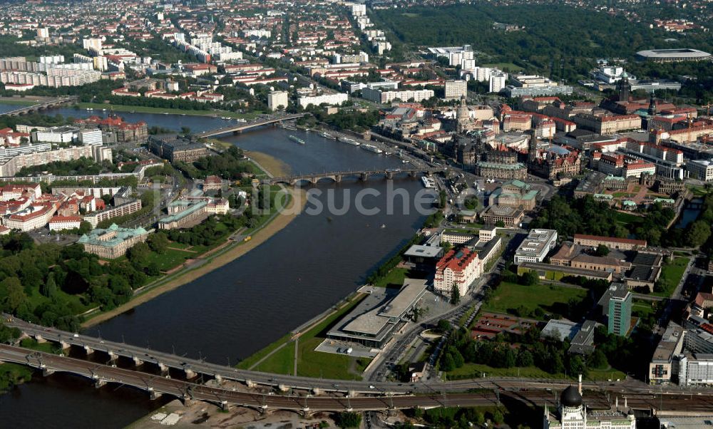 Dresden aus der Vogelperspektive: Verlauf der Elbe zwischen Altstadt und Neustadt in Dresden