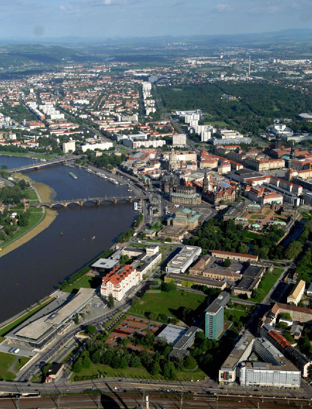 Dresden von oben - Verlauf der Elbe zwischen Altstadt und Neustadt in Dresden