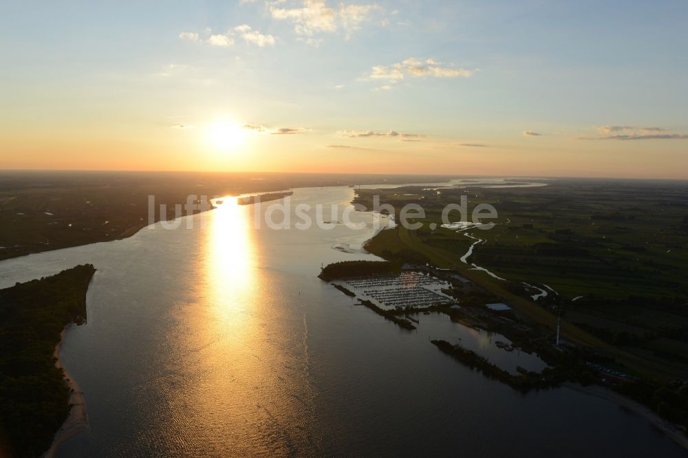 Wedel aus der Vogelperspektive: Verlauf des Flusses Elbe im Sonnenuntergang vor Wedel im Bundesland Schleswig-Holstein