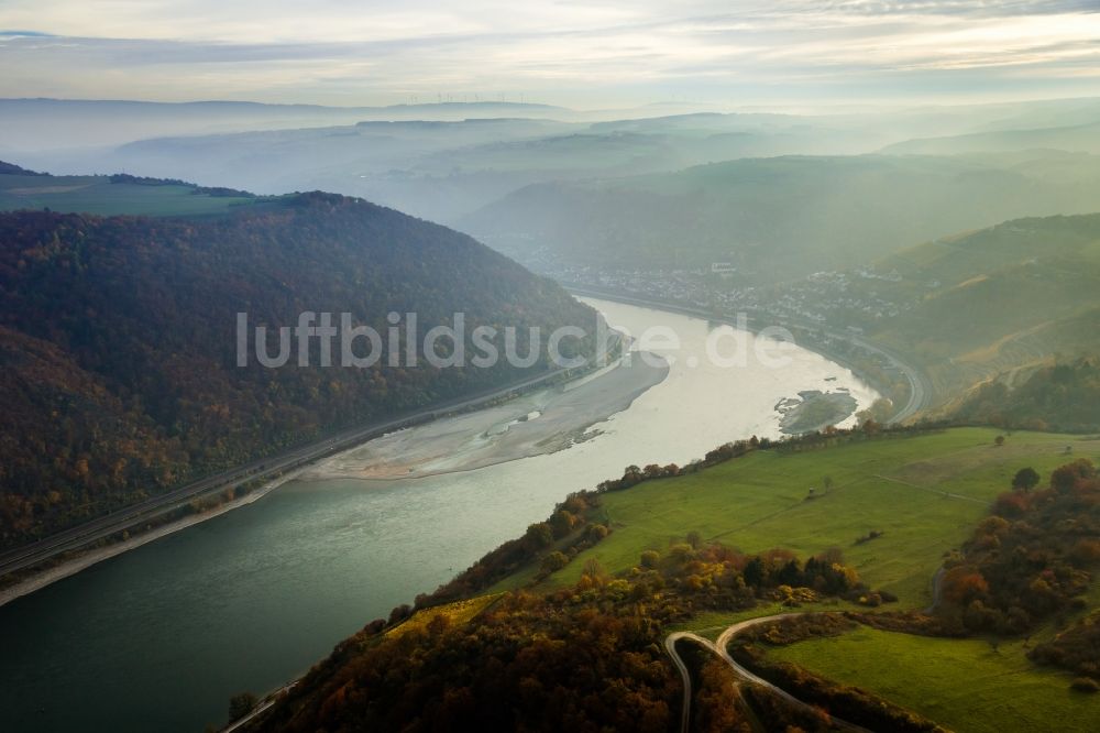 Urbar von oben - Verlauf des Flusses Rhein im Bereich der Loreley in Urbar im Bundesland Rheinland-Pfalz