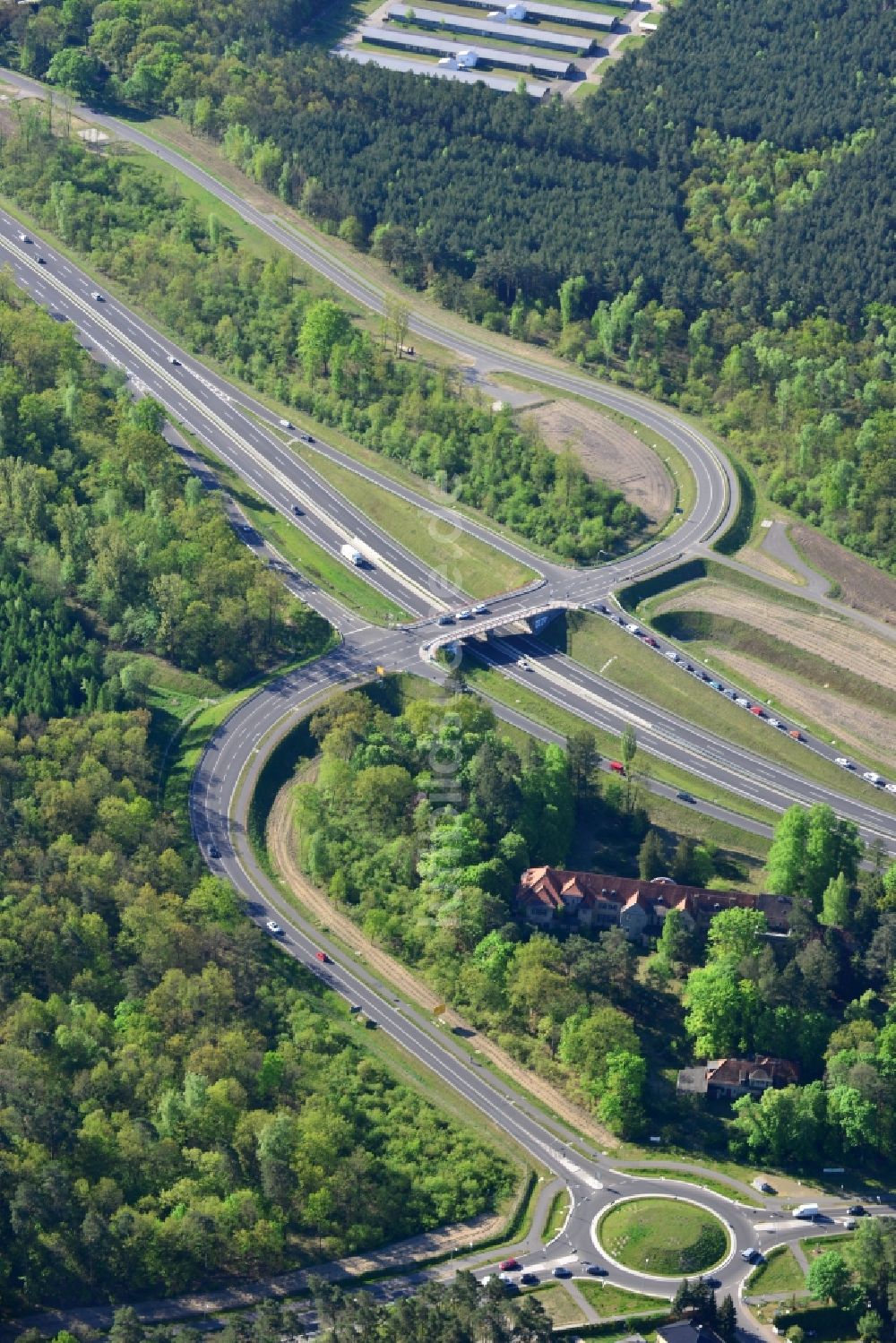 Stahnsdorf aus der Vogelperspektive: Verlauf der Landesstraße L40 zur Ortsumgehung Güterfelde in Brandenburg