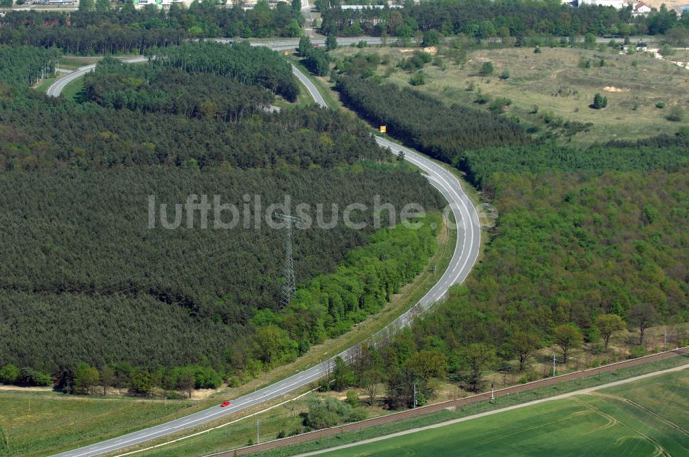 SCHWEDT / ODER aus der Vogelperspektive: Verlauf der Ortsumfahrung der Bundesstrasse B 2 und B166 westlich der Stadtgrenze zu Schwedt / Oder