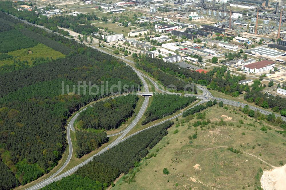 SCHWEDT / ODER aus der Vogelperspektive: Verlauf der Ortsumfahrung der Bundesstrasse B 2 und B166 westlich der Stadtgrenze zu Schwedt / Oder