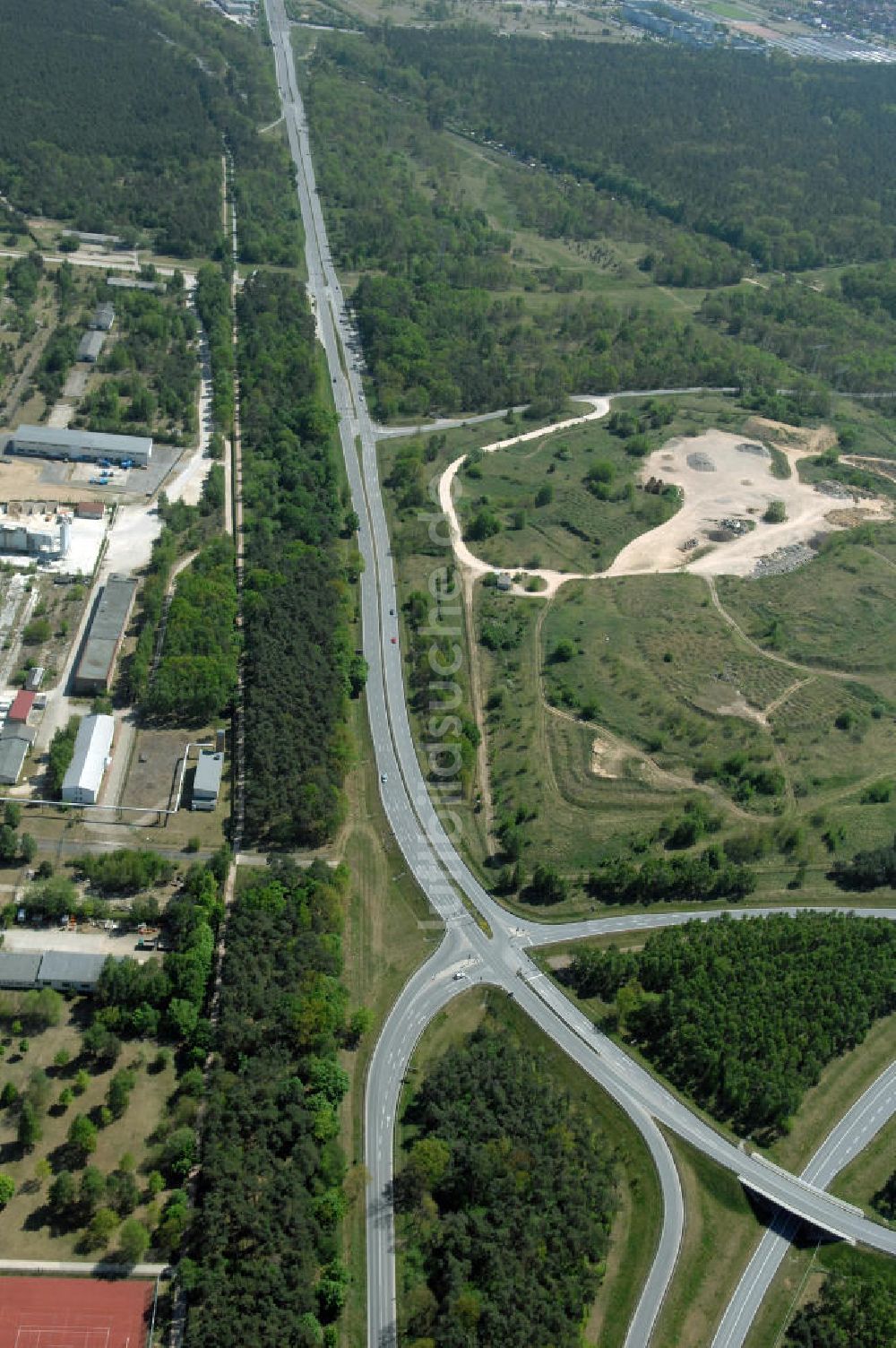 SCHWEDT / ODER aus der Vogelperspektive: Verlauf der Ortsumfahrung der Bundesstrasse B 2 und B166 westlich der Stadtgrenze zu Schwedt / Oder