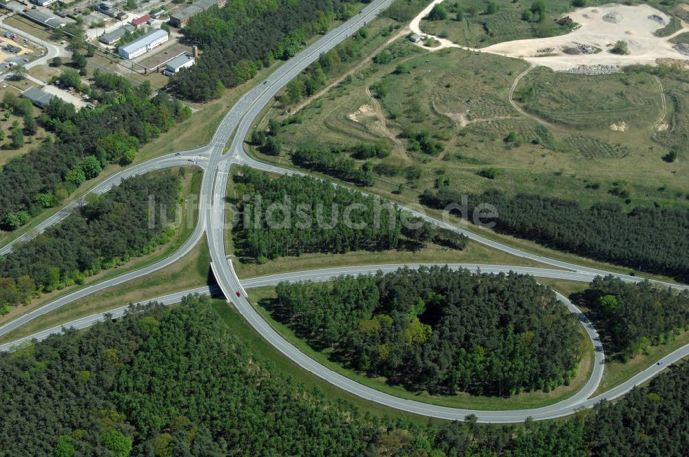 Luftaufnahme SCHWEDT / ODER - Verlauf der Ortsumfahrung der Bundesstrasse B 2 und B166 westlich der Stadtgrenze zu Schwedt / Oder