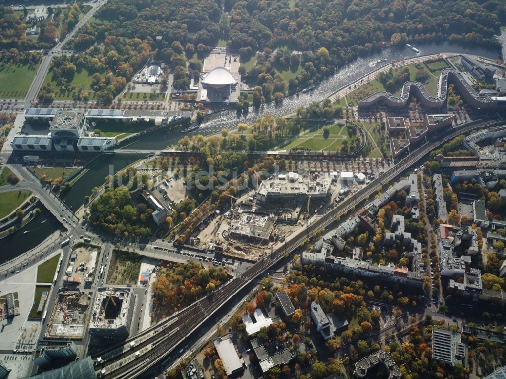 Berlin aus der Vogelperspektive: Verlauf der Spree und Haus der Kulturen der Welt am Spreeufer im Bezirk Mitte in Berlin