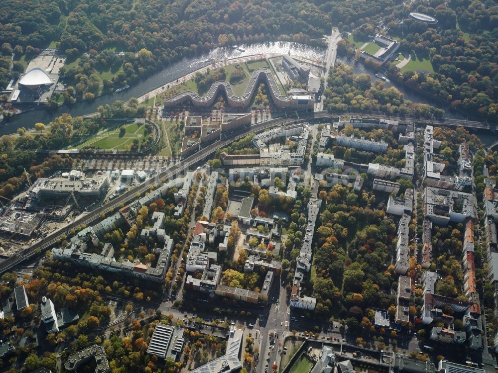 Luftbild Berlin - Verlauf der Spree und Haus der Kulturen der Welt am Spreeufer im Bezirk Mitte in Berlin