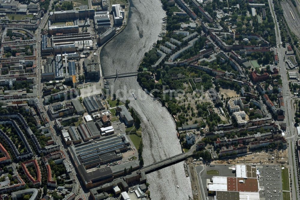 Luftaufnahme Berlin - Verlauf der Spree mit Treskowbrücke und Fußgängerbrücke Kaisersteg in Berlin