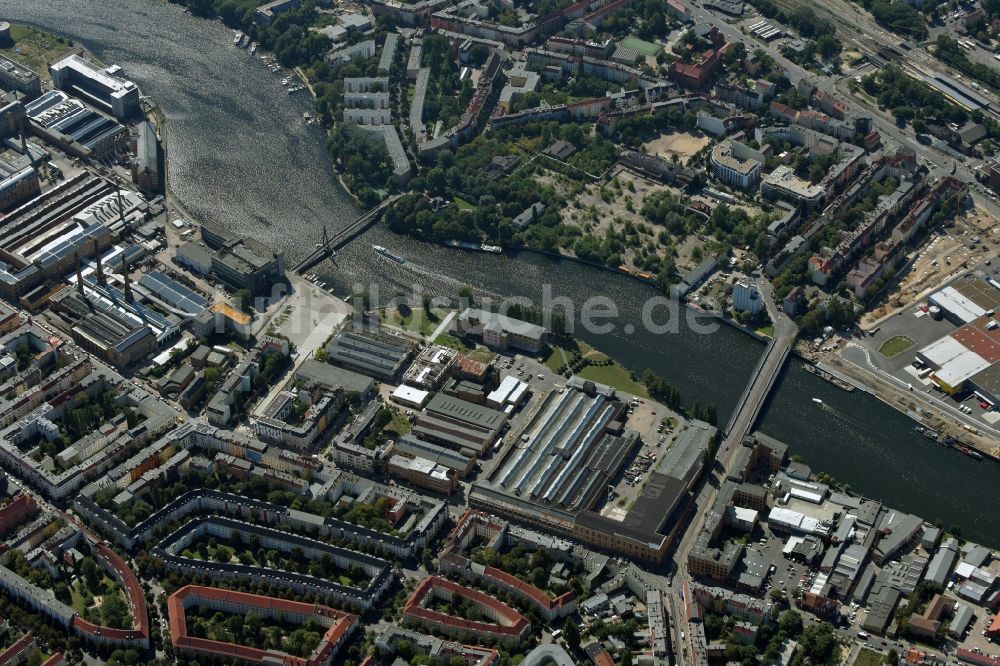 Berlin von oben - Verlauf der Spree mit Treskowbrücke und Fußgängerbrücke Kaisersteg in Berlin