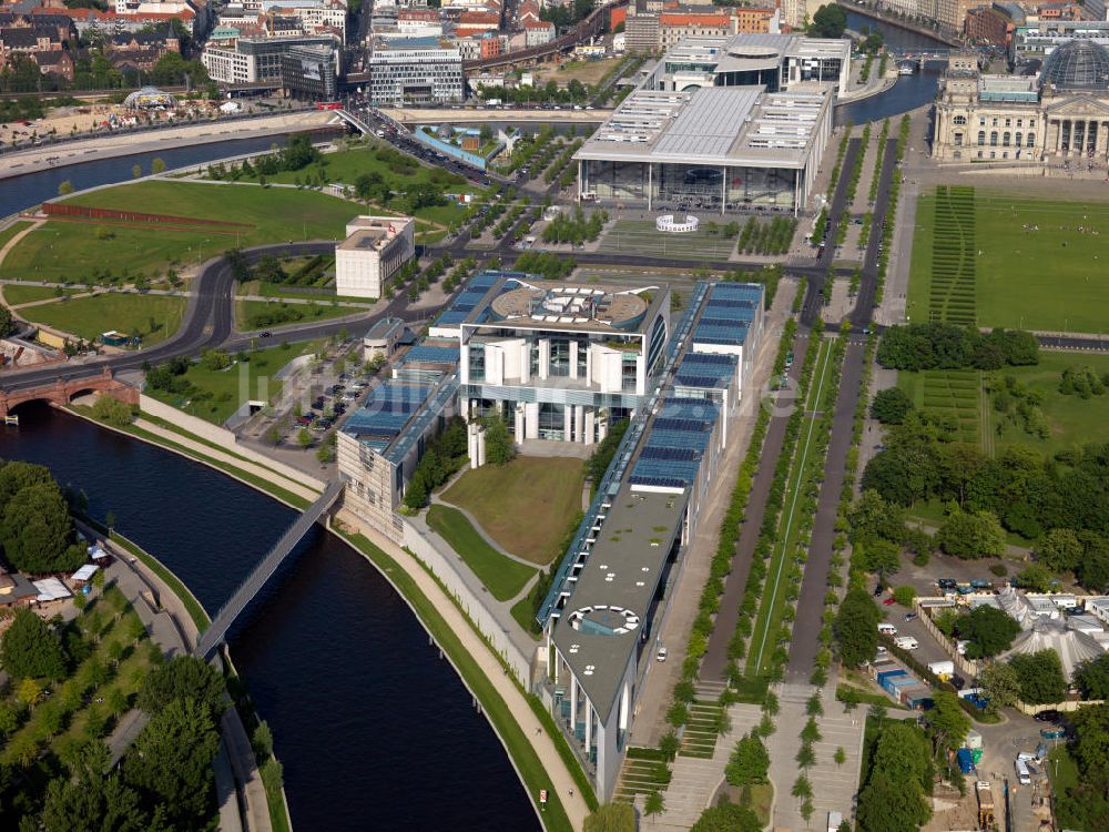 Luftaufnahme Berlin - Verlauf des Spreebogens am Berliner Regierungsviertel zwischen Tiergarten und Mitte im Zentrum der deutschen Hauptstadt am Berliner Reichstag