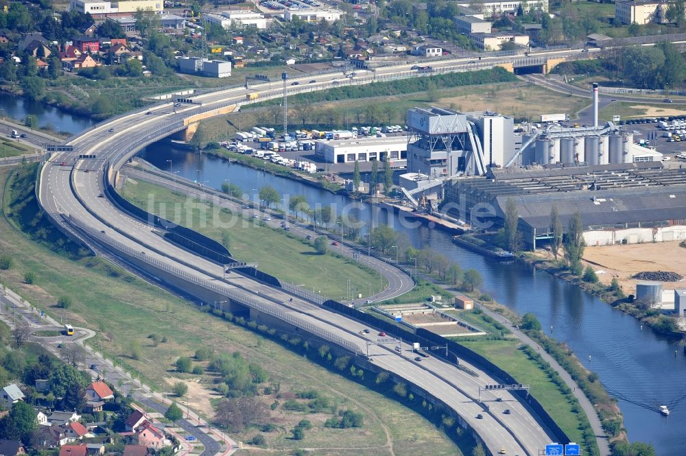 Luftbild Berlin - Verlauf der Stadtautobahn E35 / A 113 entlang des Teltowkanales in Berlin Adlershof