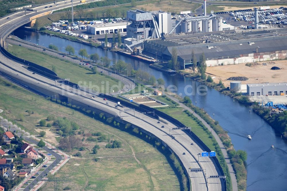 Luftaufnahme Berlin - Verlauf der Stadtautobahn E35 / A 113 entlang des Teltowkanales in Berlin Adlershof