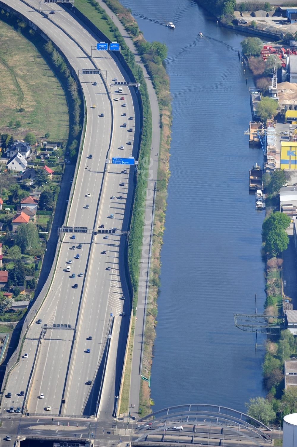 Berlin von oben - Verlauf der Stadtautobahn E35 / A 113 entlang des Teltowkanales in Berlin Adlershof