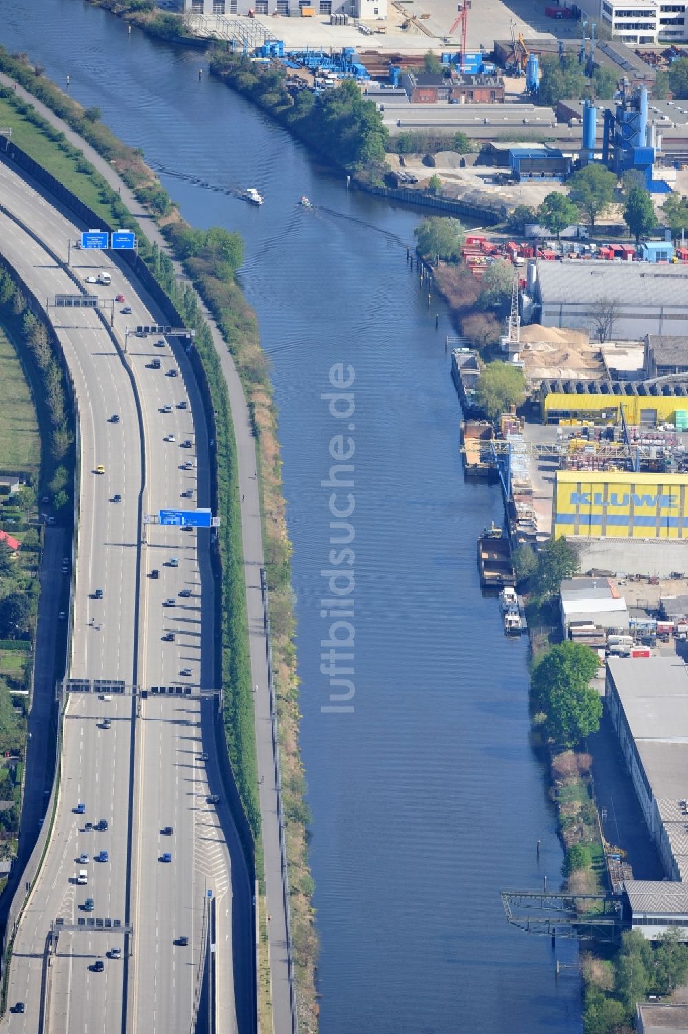 Berlin aus der Vogelperspektive: Verlauf der Stadtautobahn E35 / A 113 entlang des Teltowkanales in Berlin Adlershof