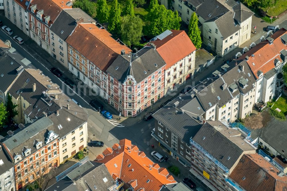 Essen aus der Vogelperspektive: Verlauf der Straßenkreuzung Beisingstraße Ecke Etlingstraße in Essen im Bundesland Nordrhein-Westfalen