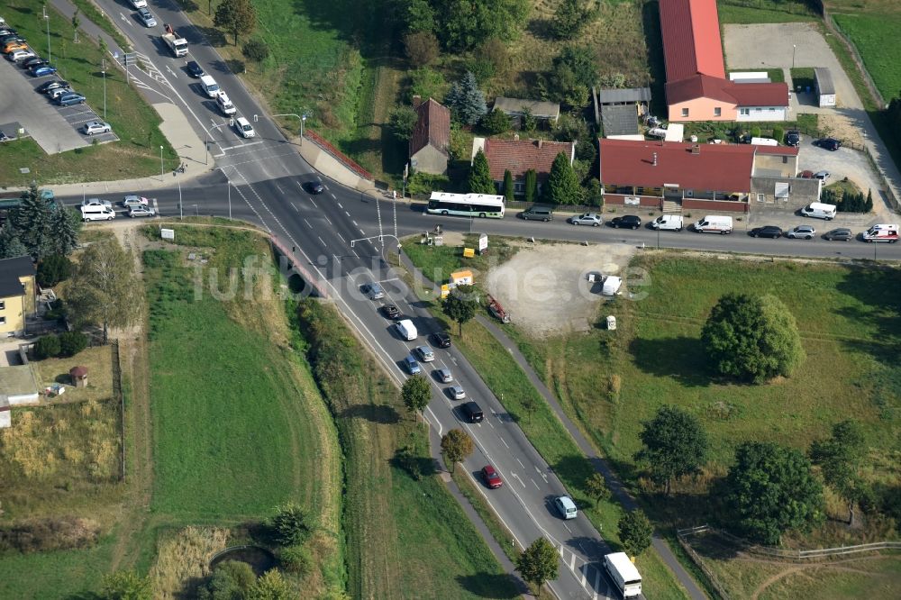 Lindenberg aus der Vogelperspektive: Verlauf der Straßenkreuzung der B2, Bucher Weg und Bernauer Straße in Lindenberg im Bundesland Brandenburg