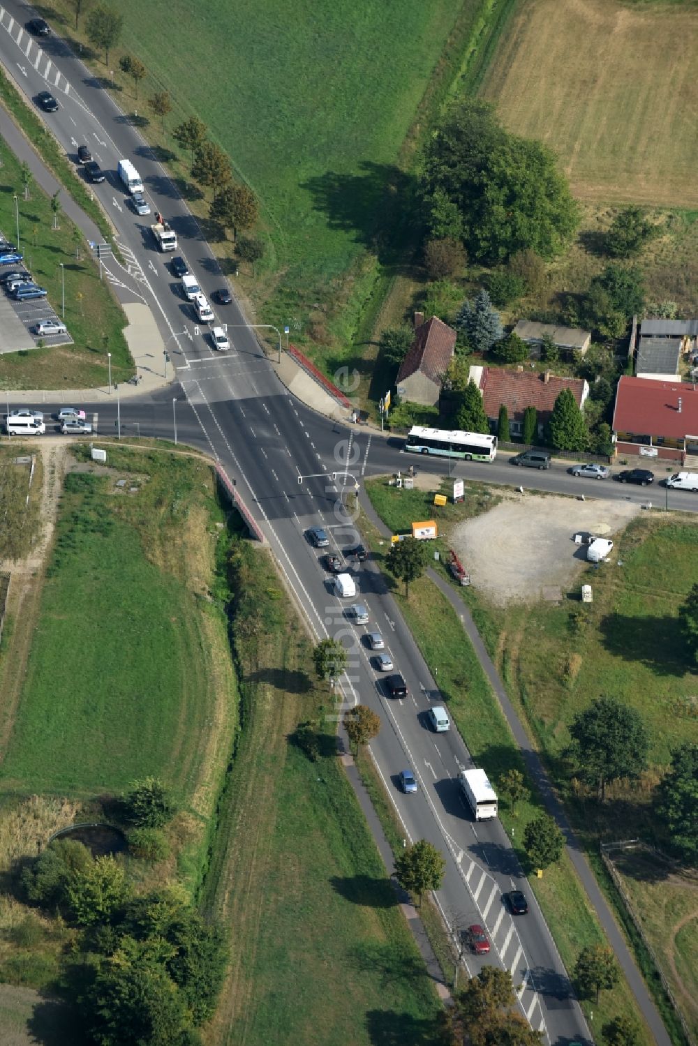 Luftaufnahme Lindenberg - Verlauf der Straßenkreuzung der B2, Bucher Weg und Bernauer Straße in Lindenberg im Bundesland Brandenburg