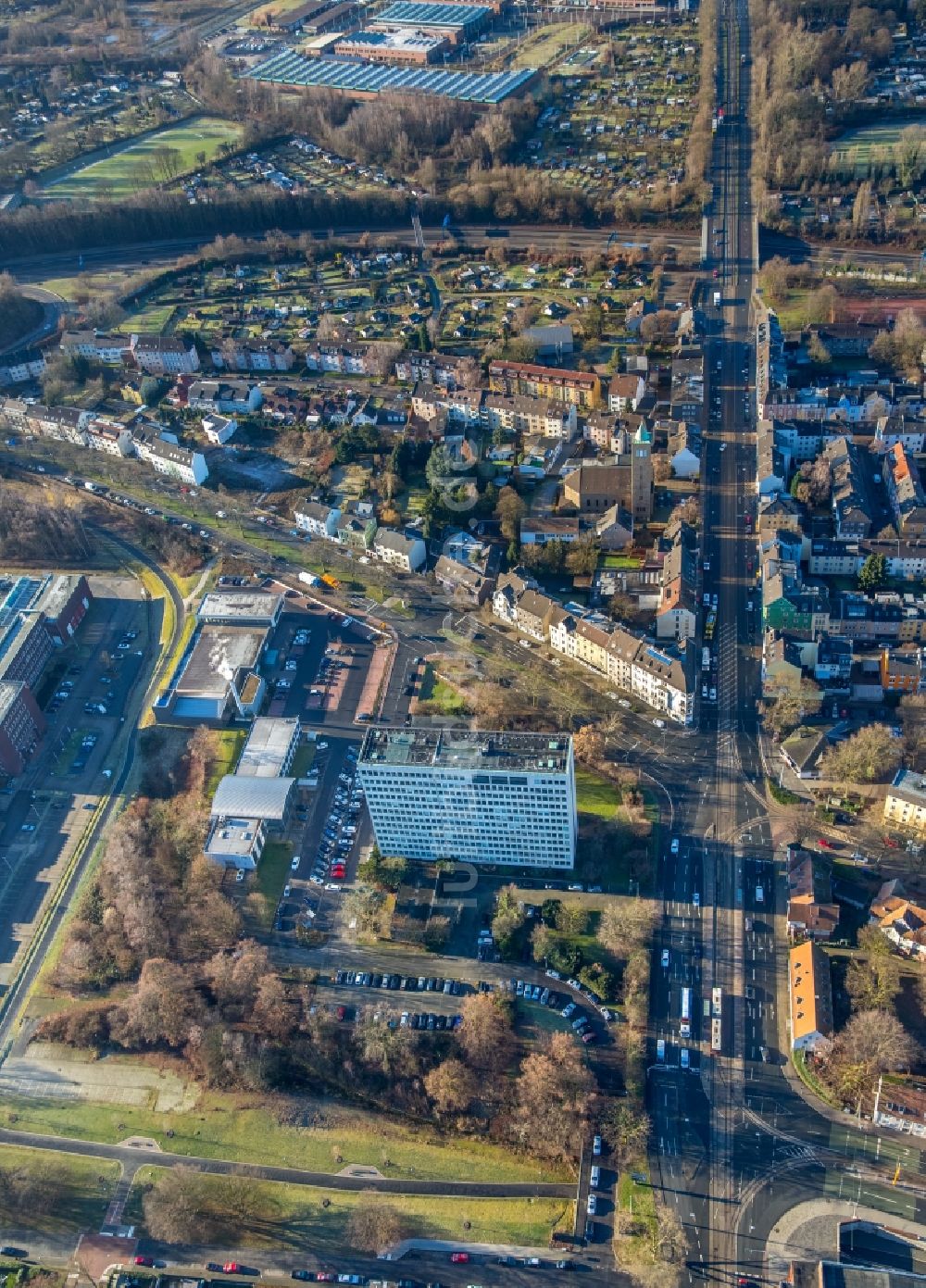 Bochum von oben - Verlauf der Straßenkreuzung Essener Straße und Kohlenstraße im Ortsteil Weitmar in Bochum im Bundesland Nordrhein-Westfalen