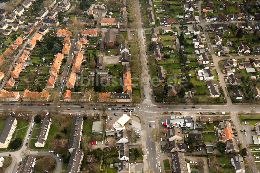 Duisburg von oben - Verlauf der Straßenkreuzung Kalkweg, Wedauer Straße in Duisburg im Bundesland Nordrhein-Westfalen