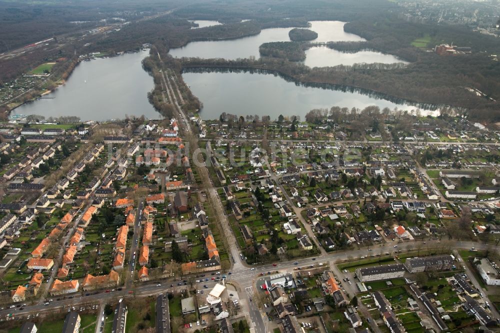 Duisburg aus der Vogelperspektive: Verlauf der Straßenkreuzung Kalkweg, Wedauer Straße in Duisburg im Bundesland Nordrhein-Westfalen