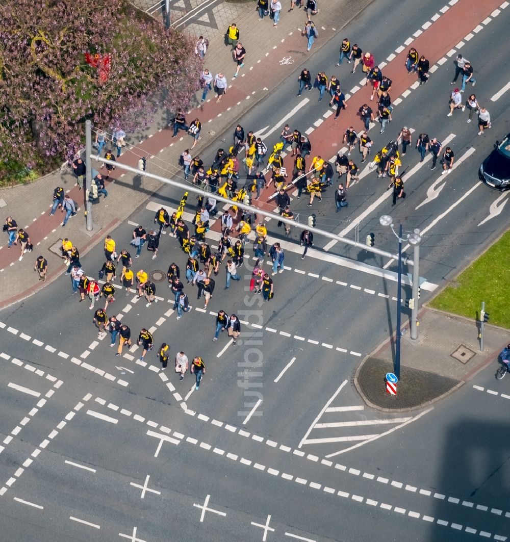 Luftaufnahme Dortmund - Verlauf der Straßenkreuzung Kreuzung Hohe Straße , Südwall , Hiltropwall und Hansastraße mit BVB Fußballfans in Dortmund im Bundesland Nordrhein-Westfalen