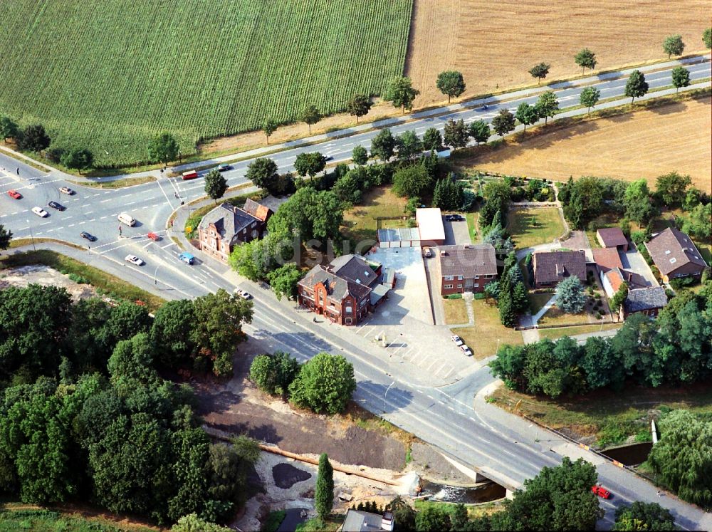 Kamp-Lintfort von oben - Verlauf der Straßenkreuzung Rheinberger Straße und Moerser Straße im Ortsteil Niersenbruch in Kamp-Lintfort im Bundesland Nordrhein-Westfalen