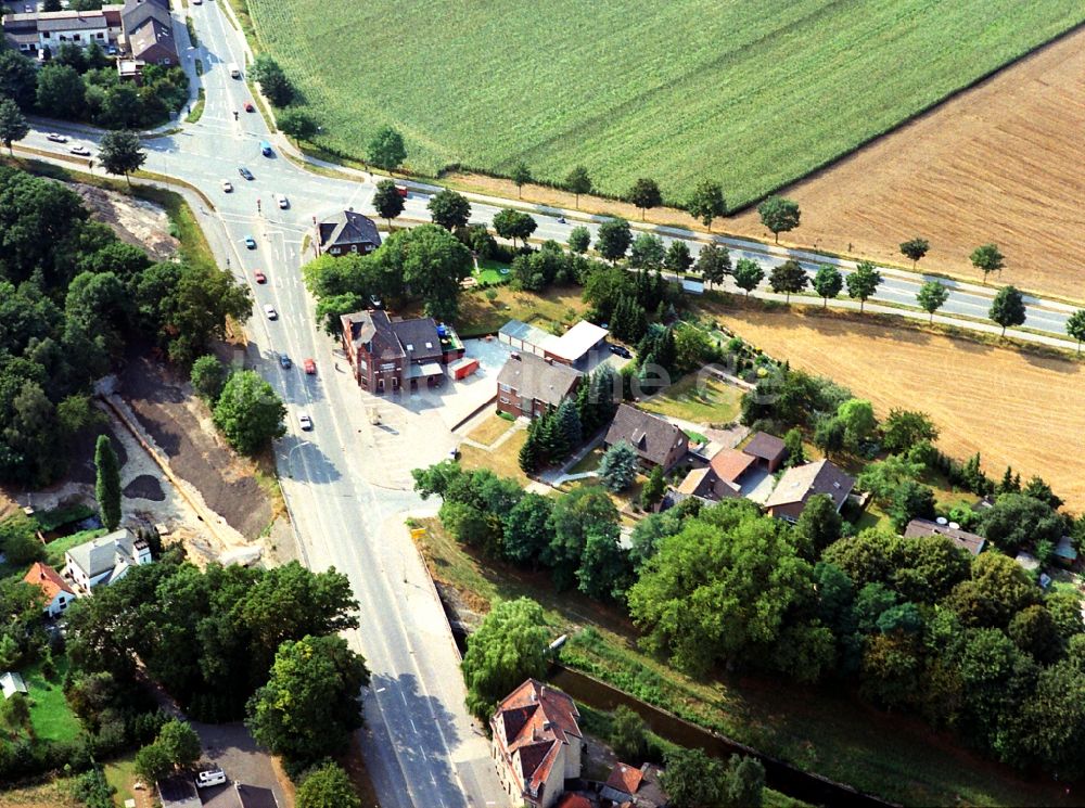 Kamp-Lintfort aus der Vogelperspektive: Verlauf der Straßenkreuzung Rheinberger Straße und Moerser Straße im Ortsteil Niersenbruch in Kamp-Lintfort im Bundesland Nordrhein-Westfalen