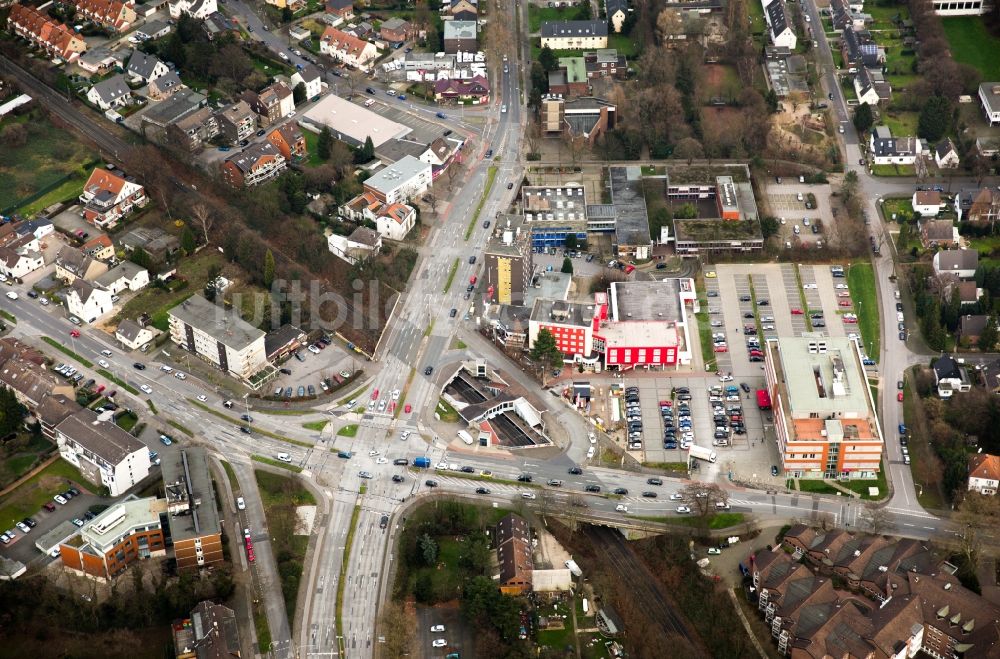 Duisburg von oben - Verlauf der Straßenkreuzung Sittardsberger Allee, Düsseldorfer Landstraße in Duisburg im Bundesland Nordrhein-Westfalen