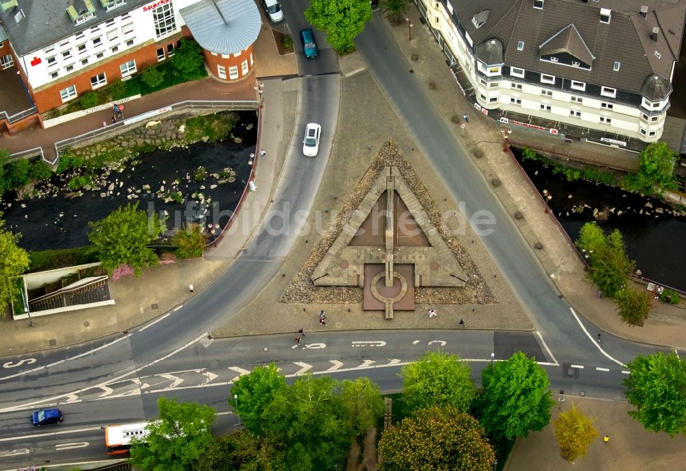 Luftbild Gevelsberg - Verlauf der Straßenkreuzung mit Skulptur in Gevelsberg im Bundesland Nordrhein-Westfalen