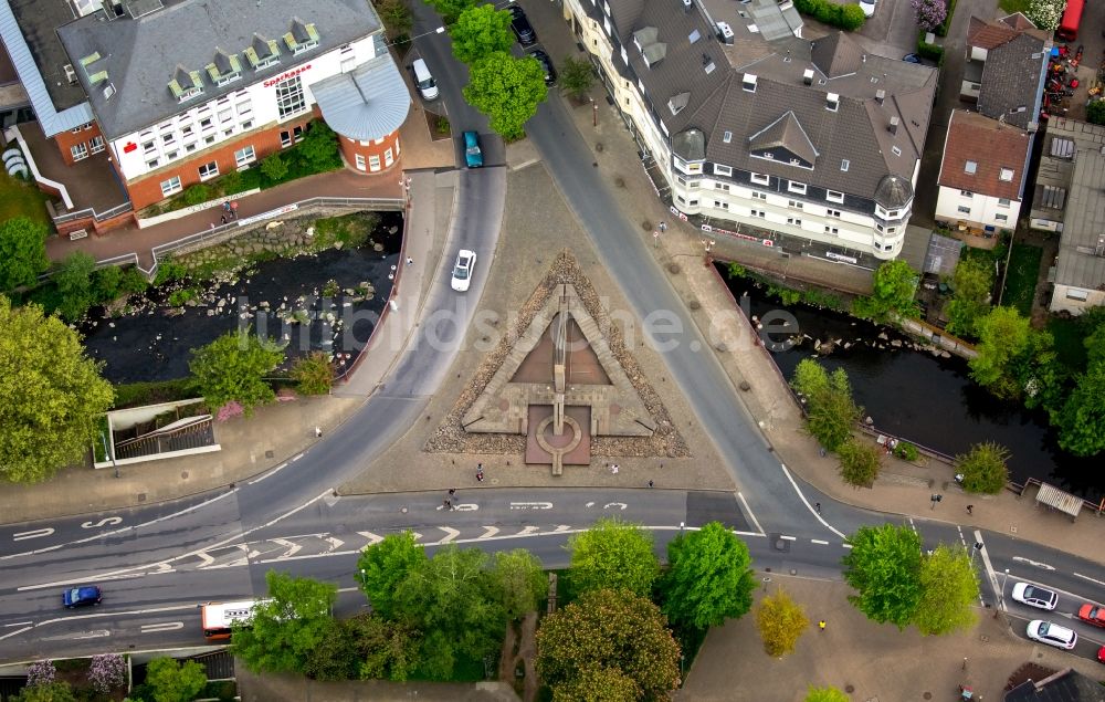 Gevelsberg von oben - Verlauf der Straßenkreuzung mit Skulptur in Gevelsberg im Bundesland Nordrhein-Westfalen