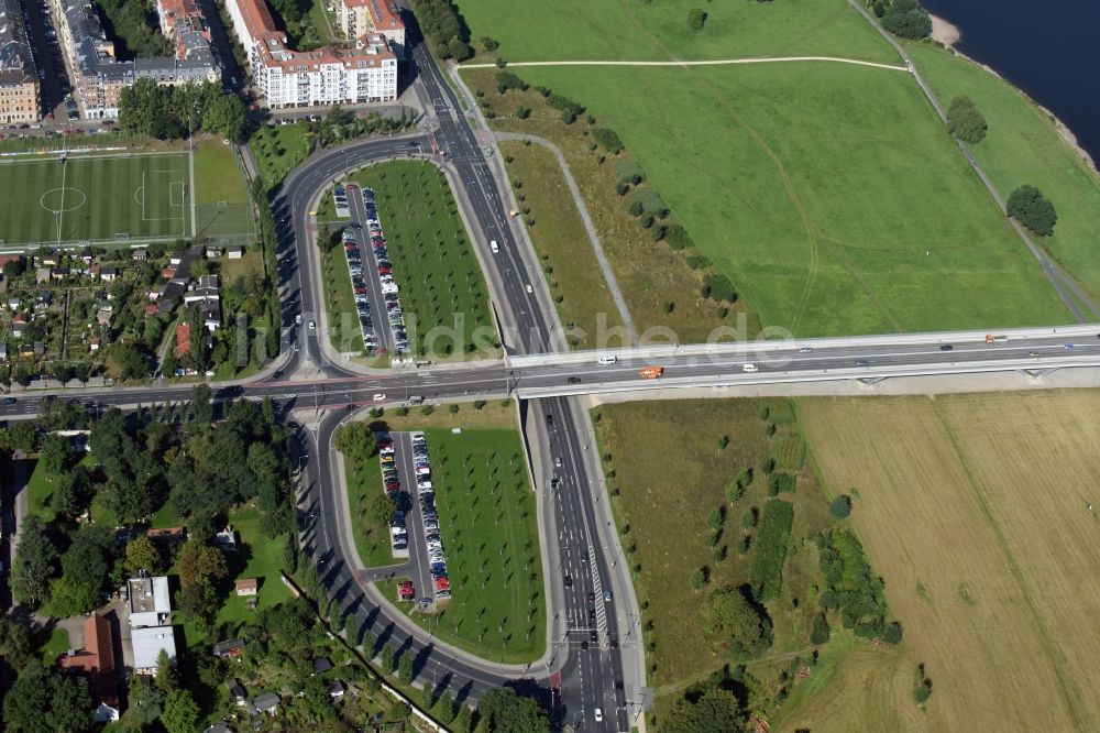 Dresden aus der Vogelperspektive: Verlauf der Straßenkreuzung Waldschlöschenbrücke, Käthe-Kollwitz-Ufer und Fetscherstraße in Dresden im Bundesland Sachsen