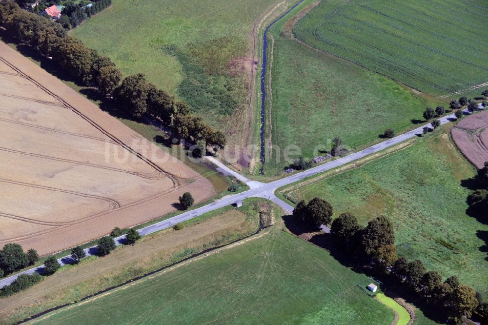 Zahren aus der Vogelperspektive: Verlauf der Straßenkreuzung in Zahren im Bundesland Mecklenburg-Vorpommern